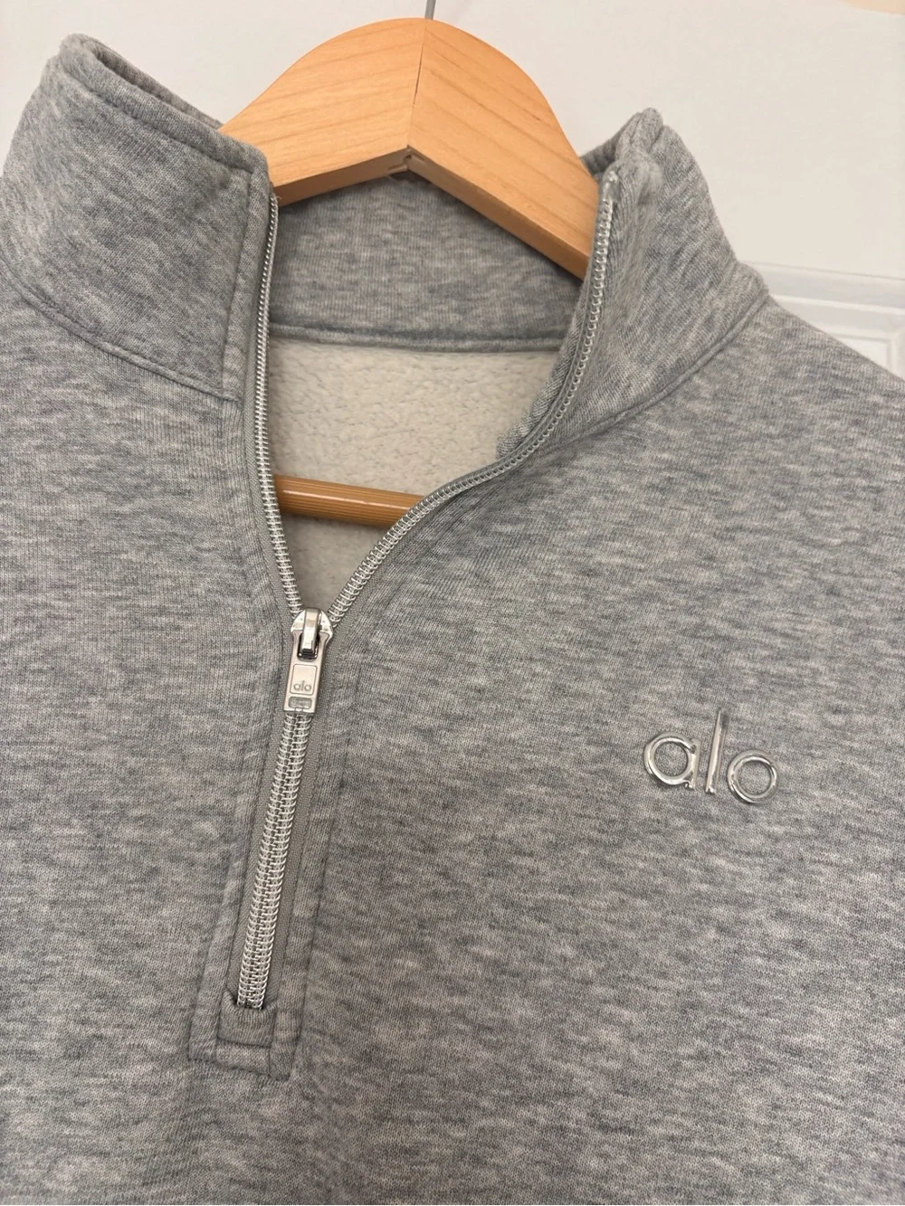 ALO Yoga Accolade 1/4 Zip Pullover Athletic Heather Grey Quarter Zip Sweatshirt